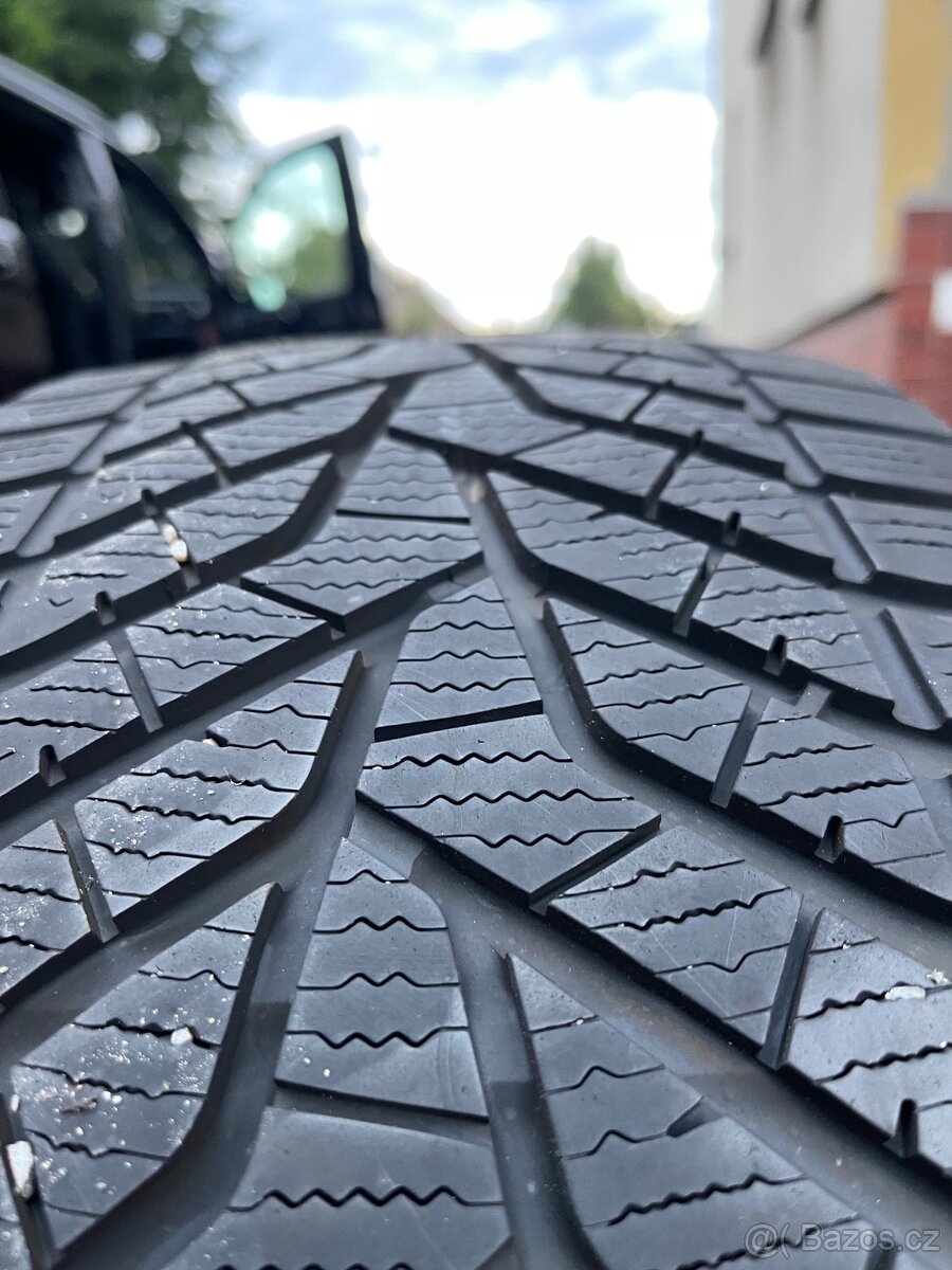 Zimní pneu 225/35 R19