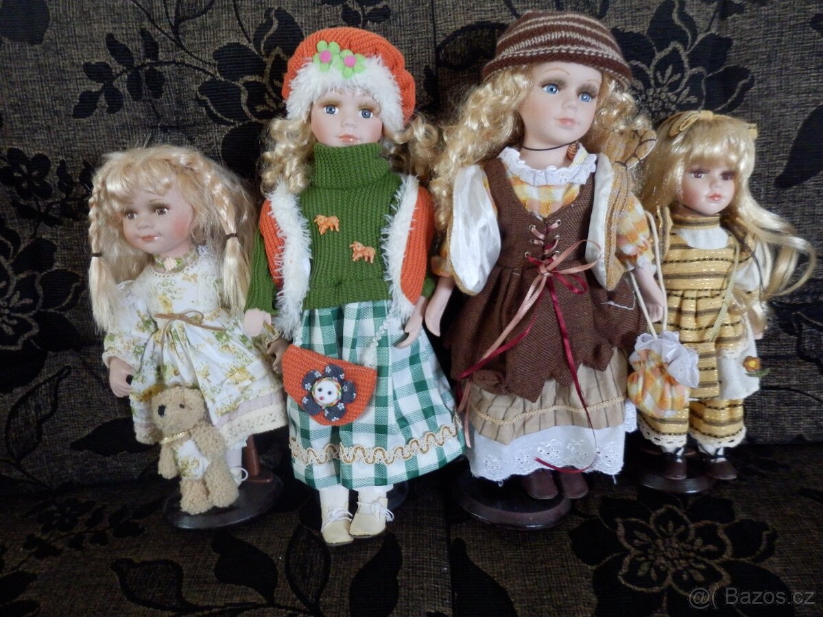 4 panenky s porcelánovou hlavou na stojánku.