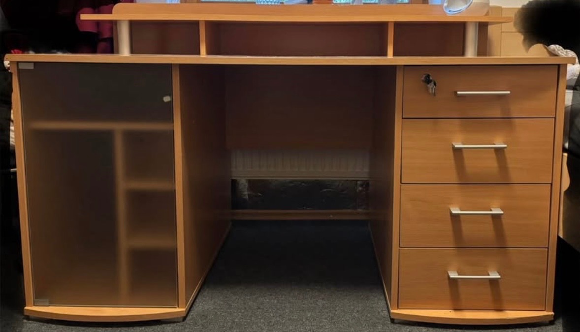 Prostorný psací stůl