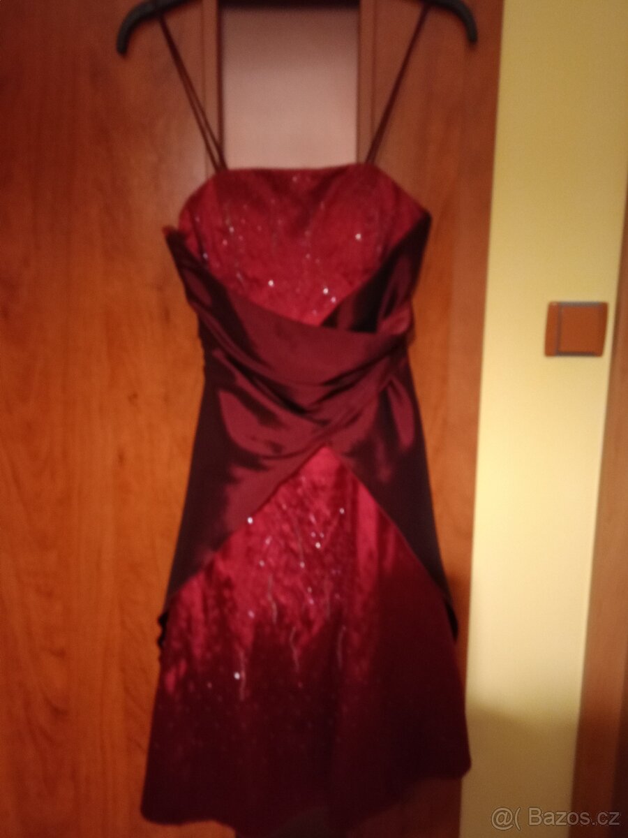 Prodám hezké plesové šaty