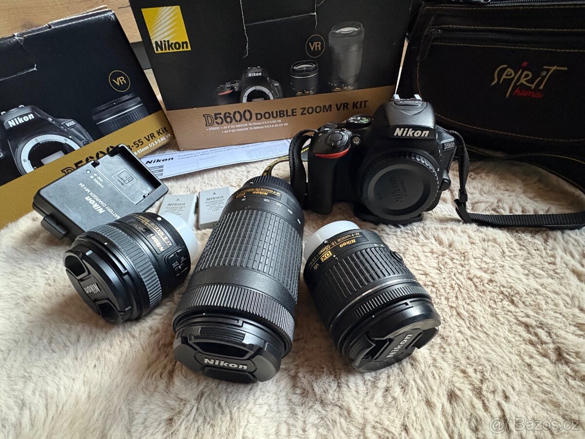 Fotoaparát nikon s příslušenstvím