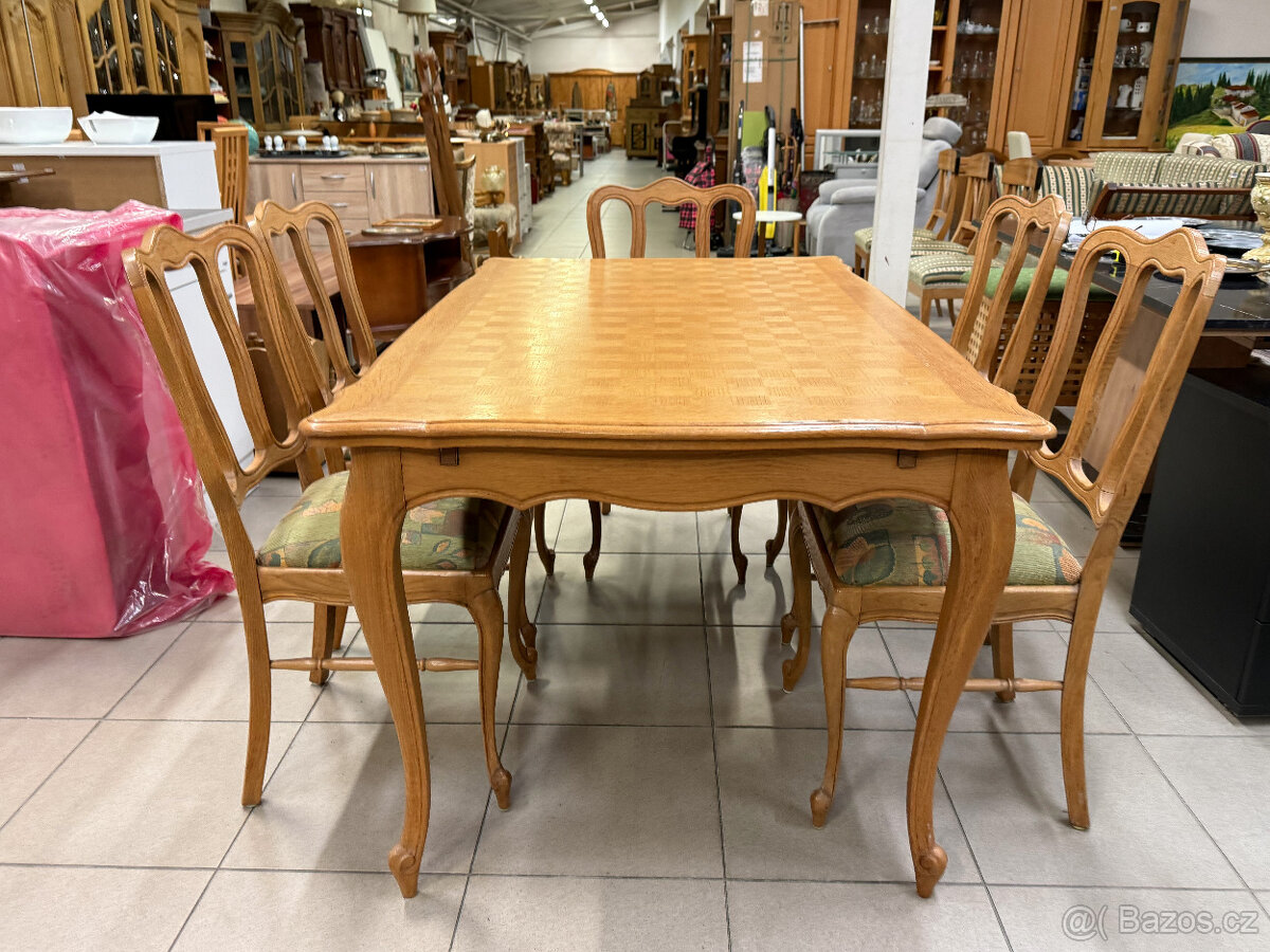 Intarzovaný dubový stůl a šest dubových židlí