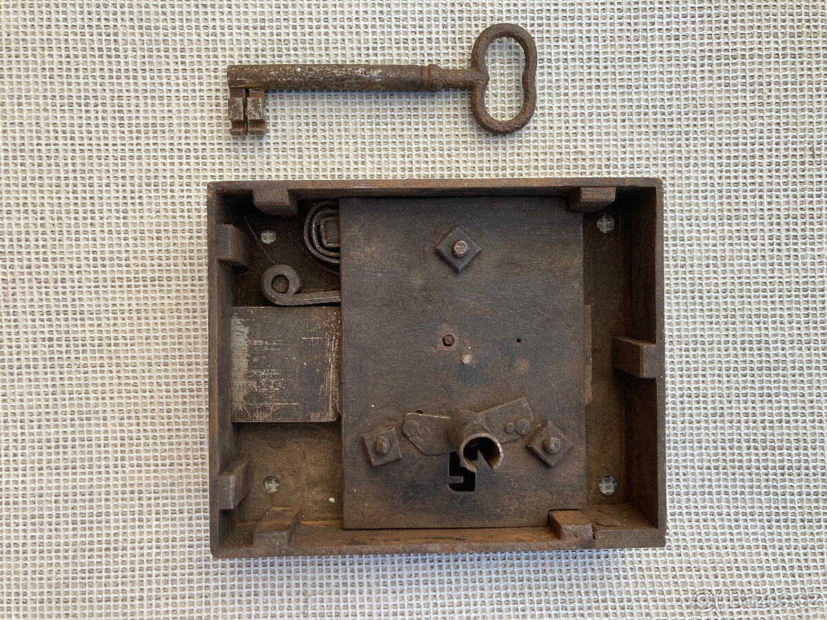 Zámek dveřní starožitný s klíčem