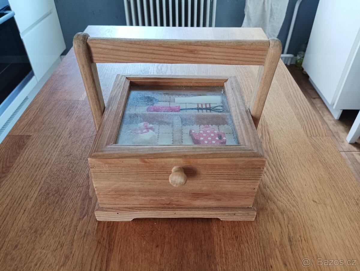 DŘEVĚNÁ KRABIČKA
