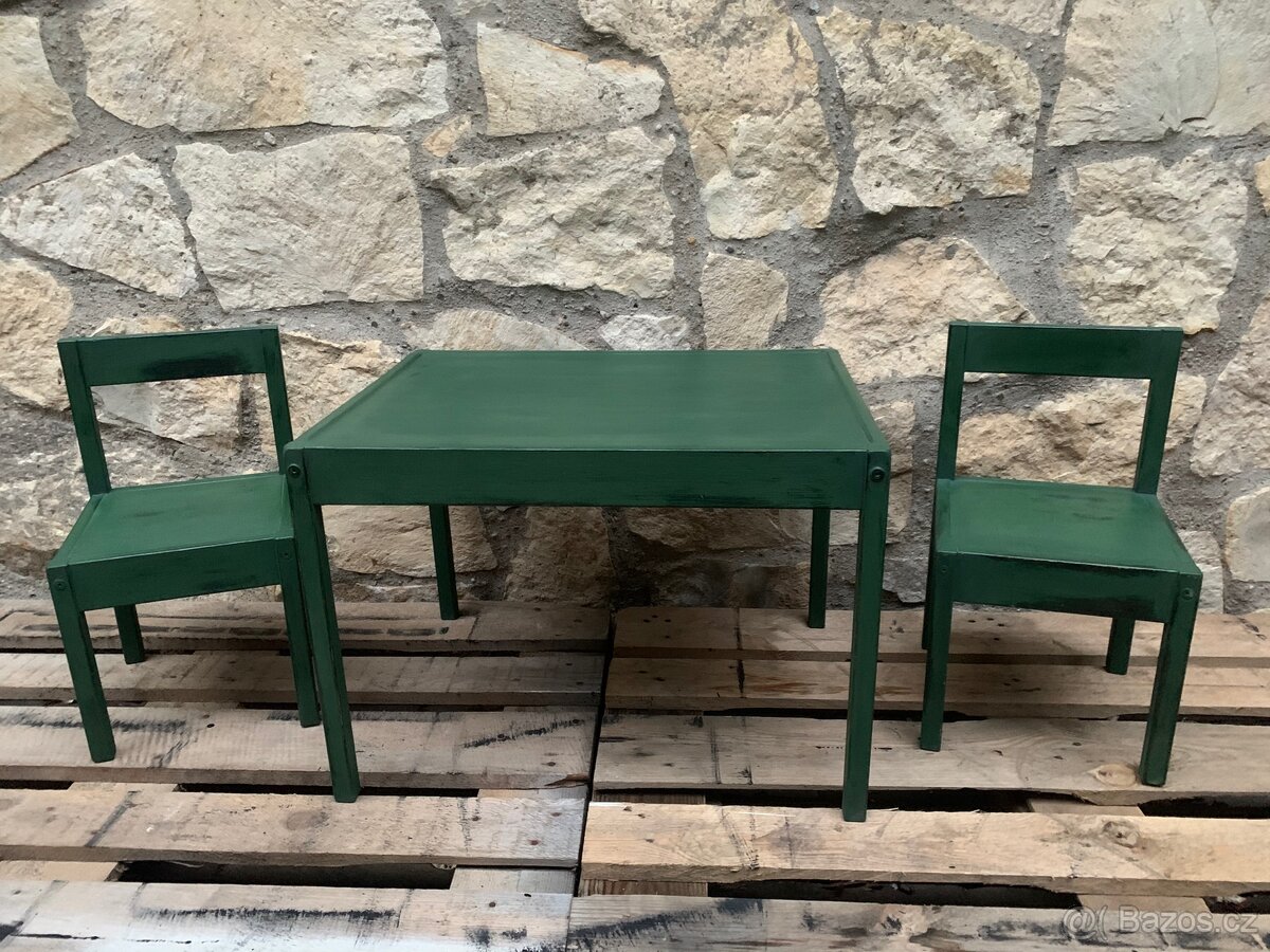 Krásný dětský stolek s židlemi – renovovaný