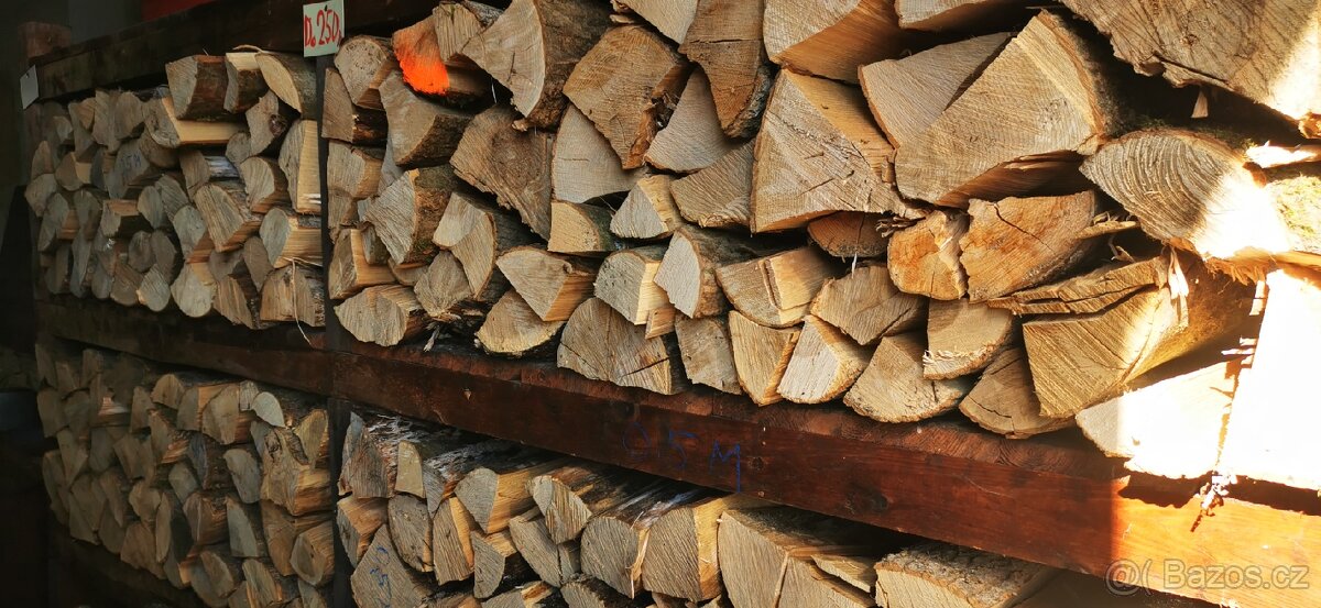 Tvrdé štípané dřevo Jasan