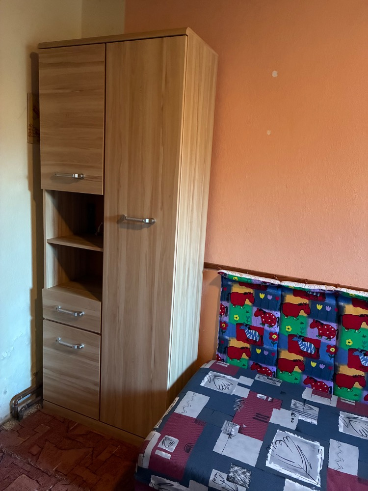 Vybavení pokoje ve světlé barvě asi bříza