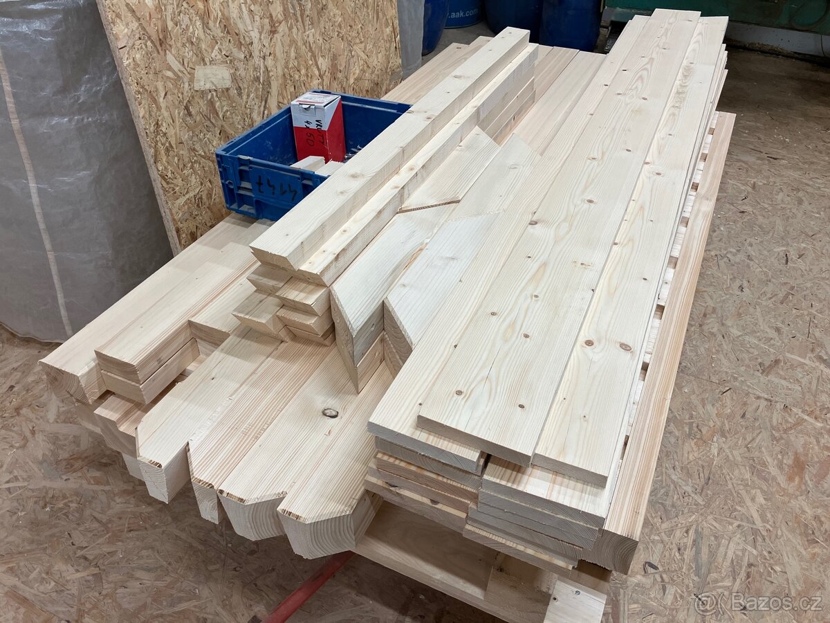 Nový dřevník připravený k montáži