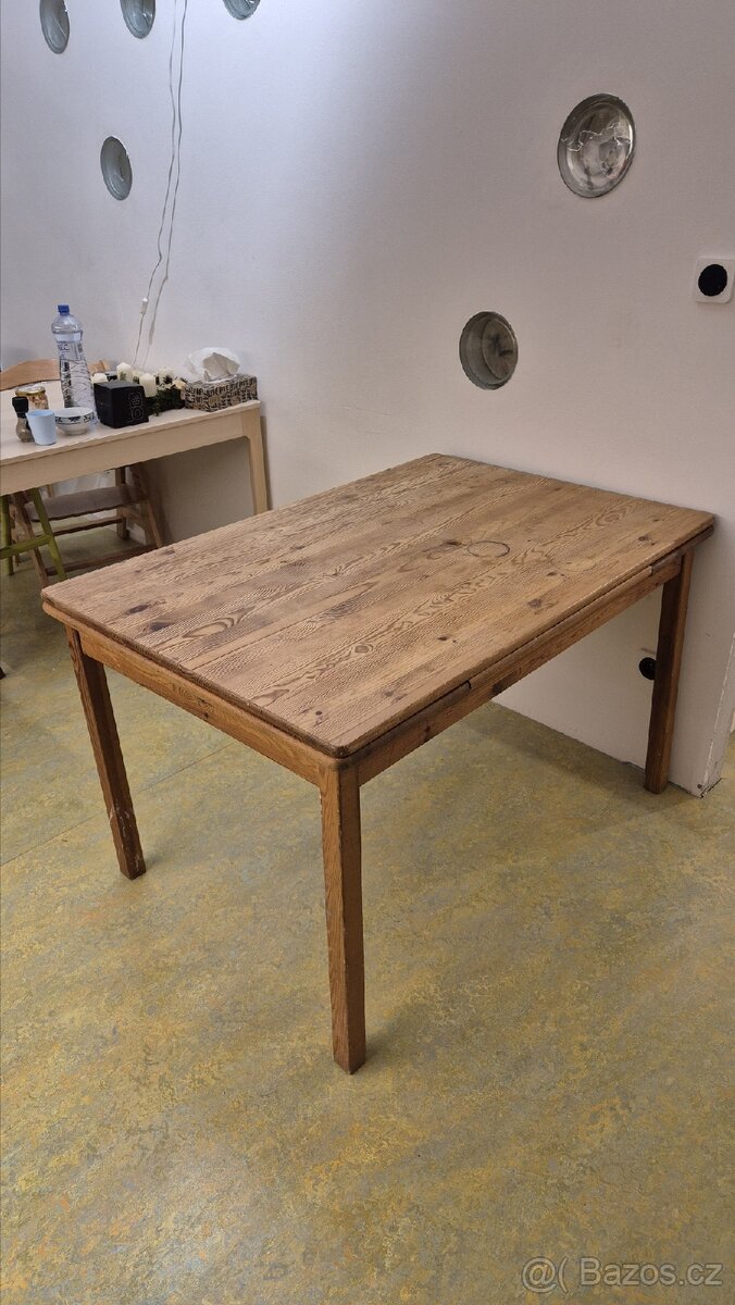 Masivní jídelní rozkládací stůl