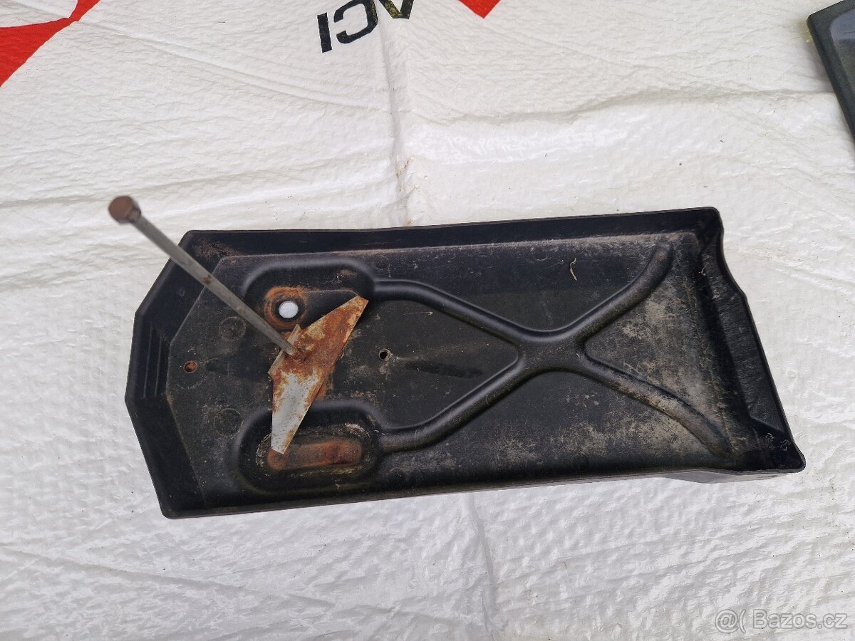 BMW e30 držák baterky do kufru