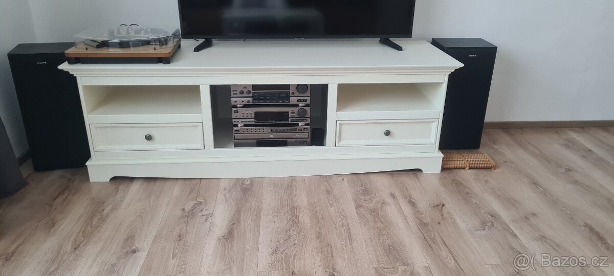Prodám nádherný TV stolek z masivní borovice