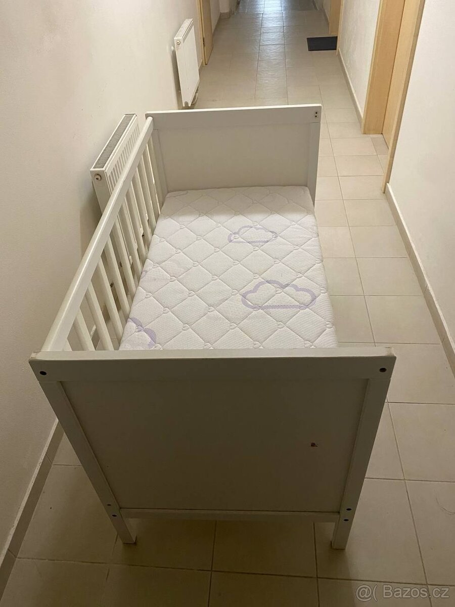 Dětská postýlka, délka 115 cm, šířka 60 cm, s matrací.