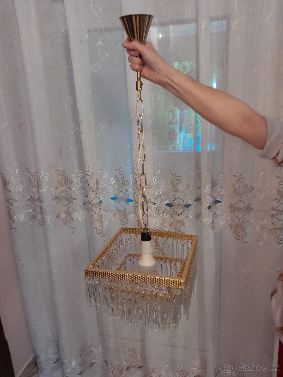 Starší křišťálový lustr
