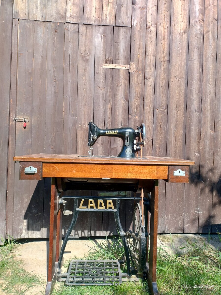 Šicí stroj Lada