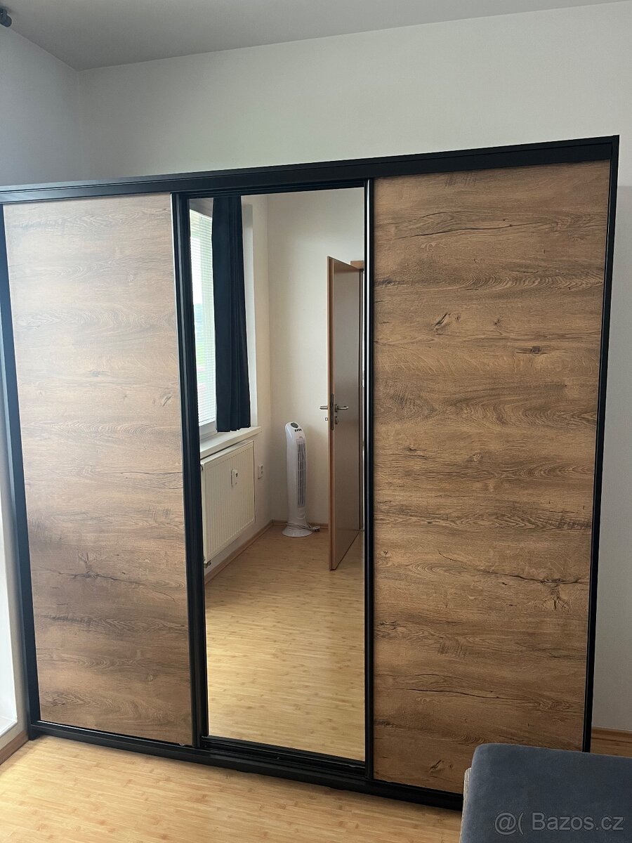 Šatní skříň HARAZIA 200 se zrcadlem, 4 šuplíky a 2 šatními t