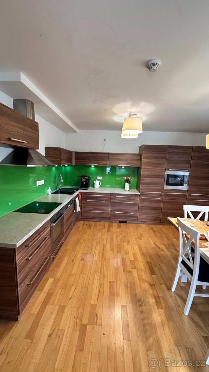 Moderní kuchyňská linka s vestavěnými spotrebici