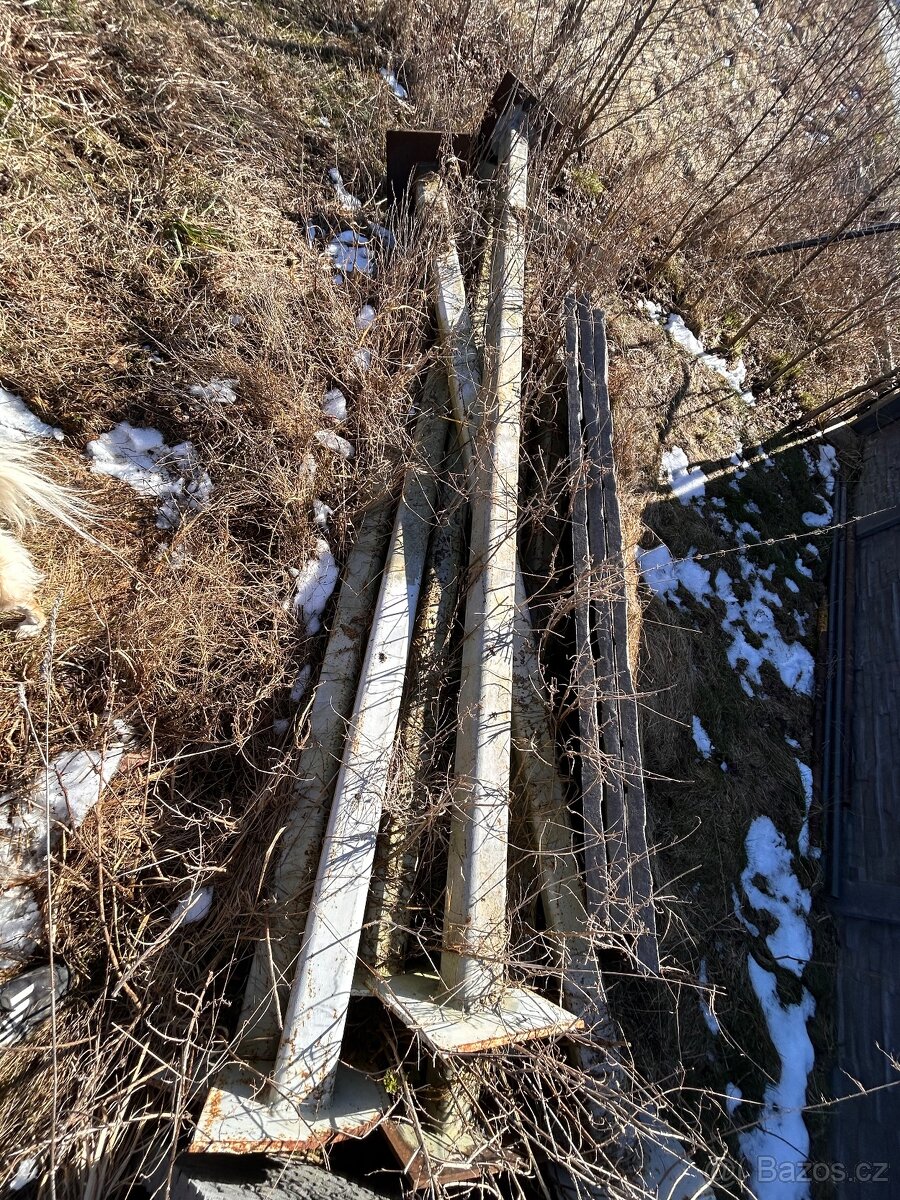 Nosny sloup podpěra ocelova s patkou