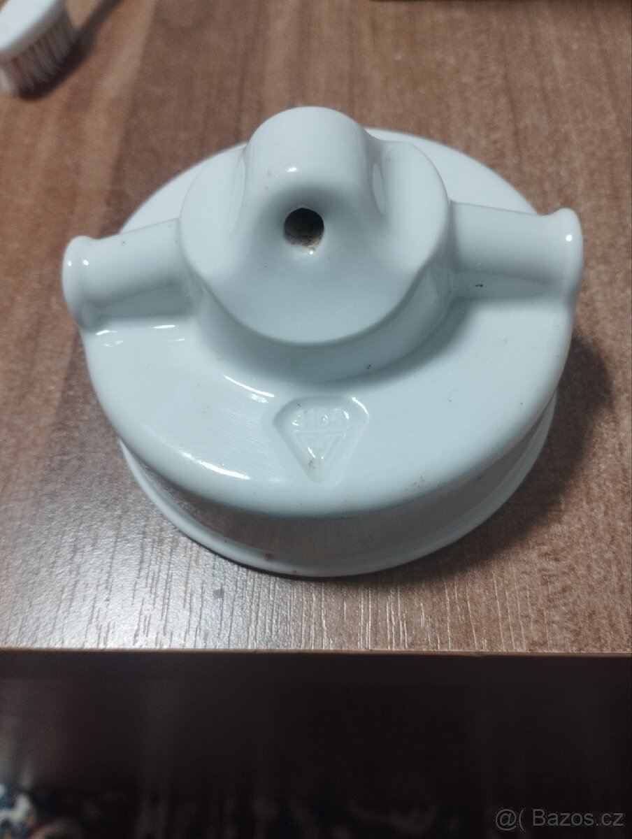 Staré porcelánové světlo bez skla izolatory