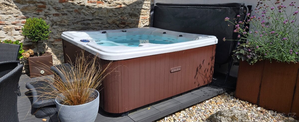 Celoroční vířivka venkovní pro 6 osob 213x213cm