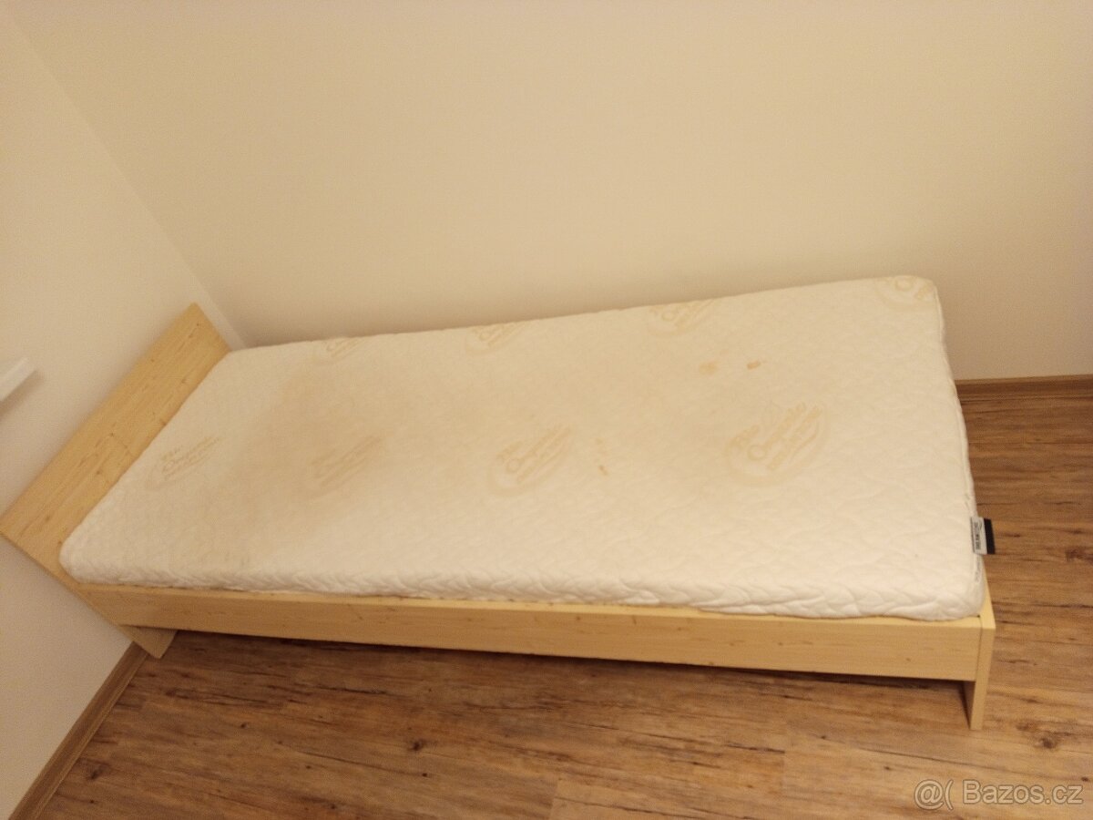 Postel dřevěná s roštem a matrací
