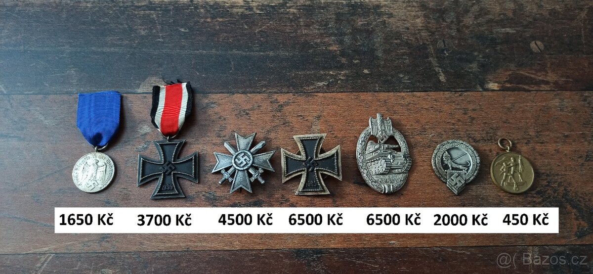 Medaile, vyznamenání, odznaky.