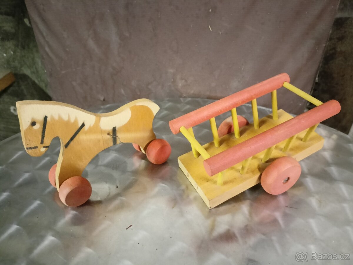 Konik dřevěný s povozem