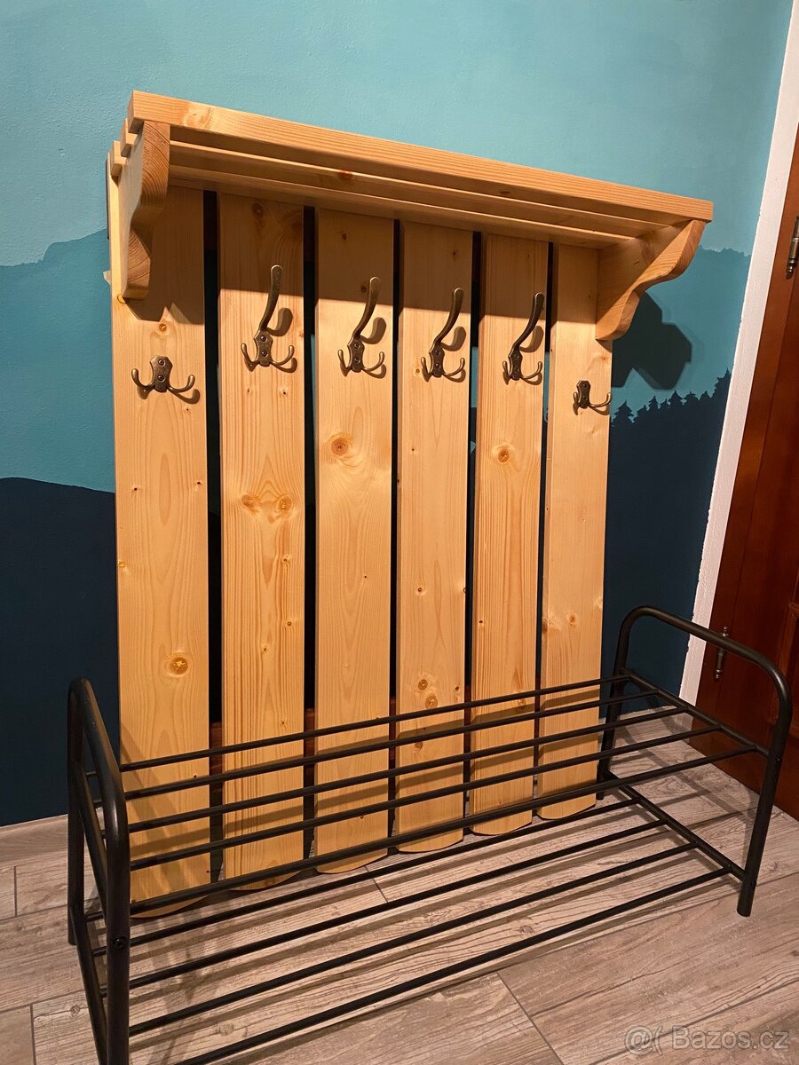 Věšáky s botníkem