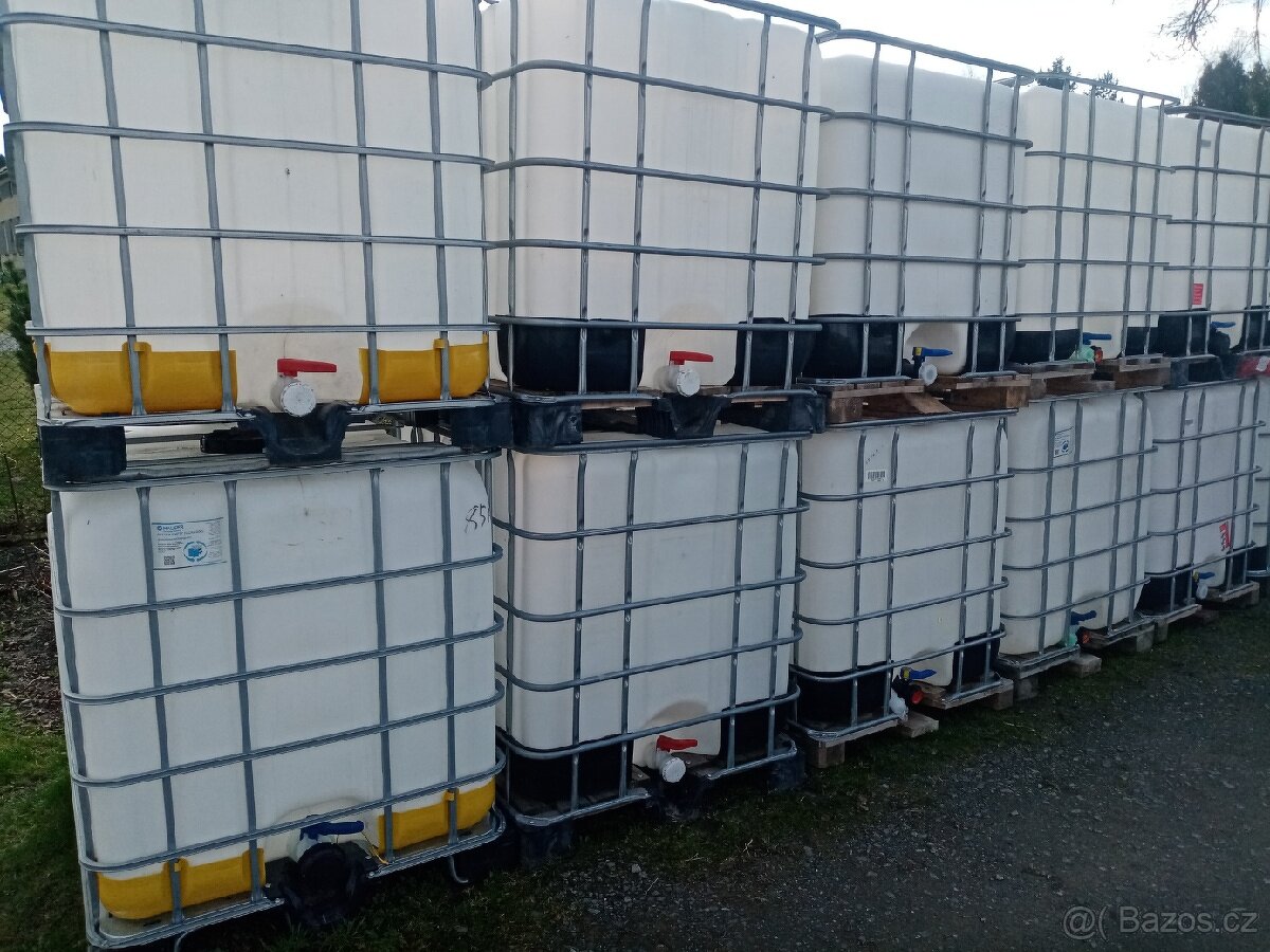 IBC nádrže kontejnery na 1000 litrů černé, bílé