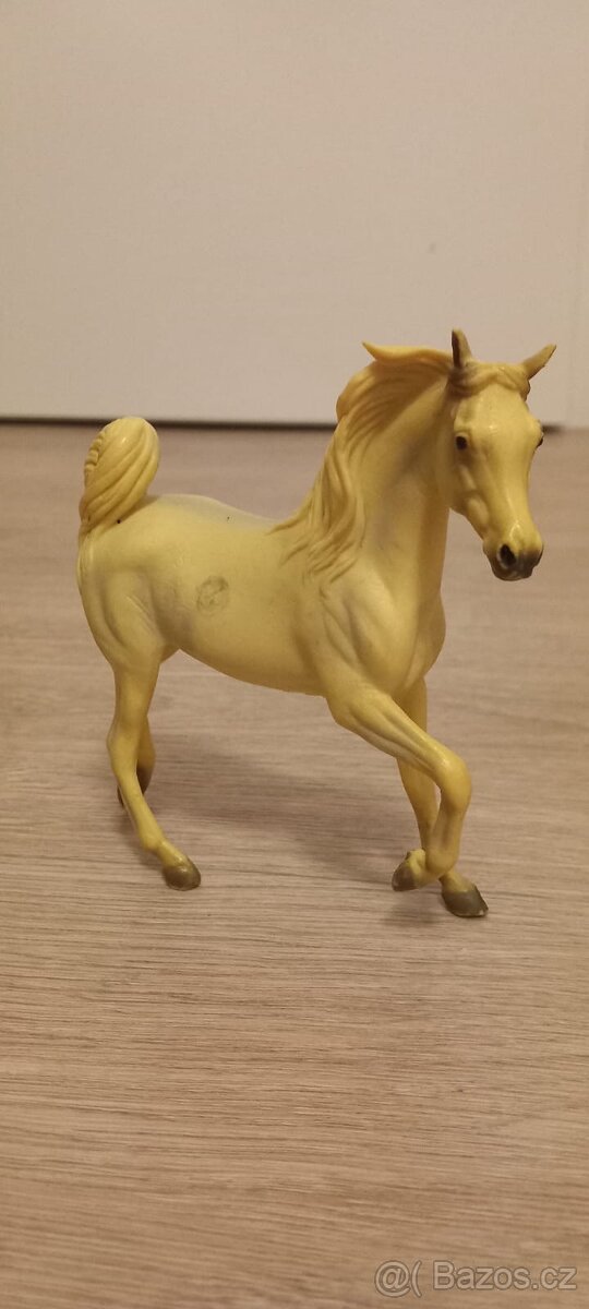 Bílý a žlutý kůň