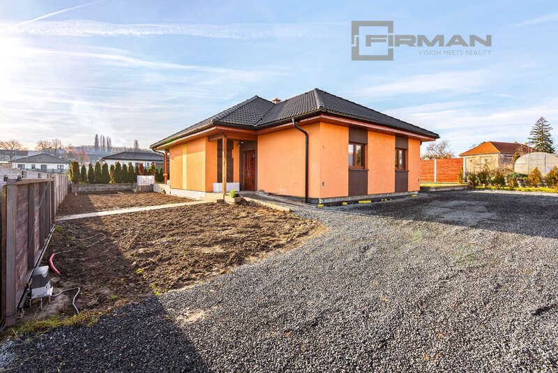 Prodej moderní dřevostavby 4+kk s  vyhřívaným bazénem, okras