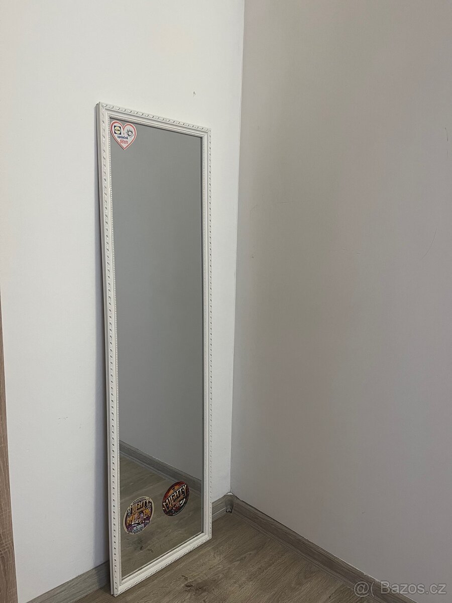 Zrcadlo s ozdobným rámem