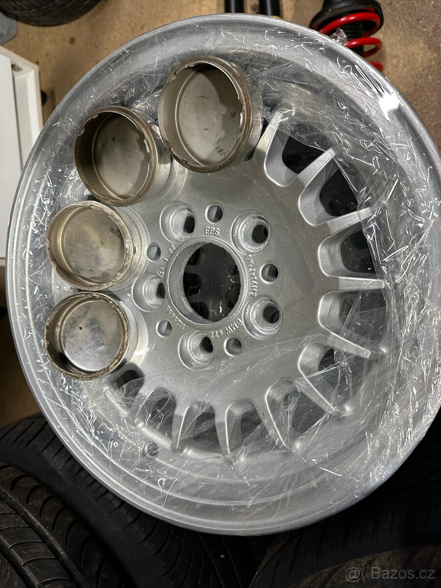 Alu BMW 6j X14 po komaxitu s poklickami E28 cena za sadu