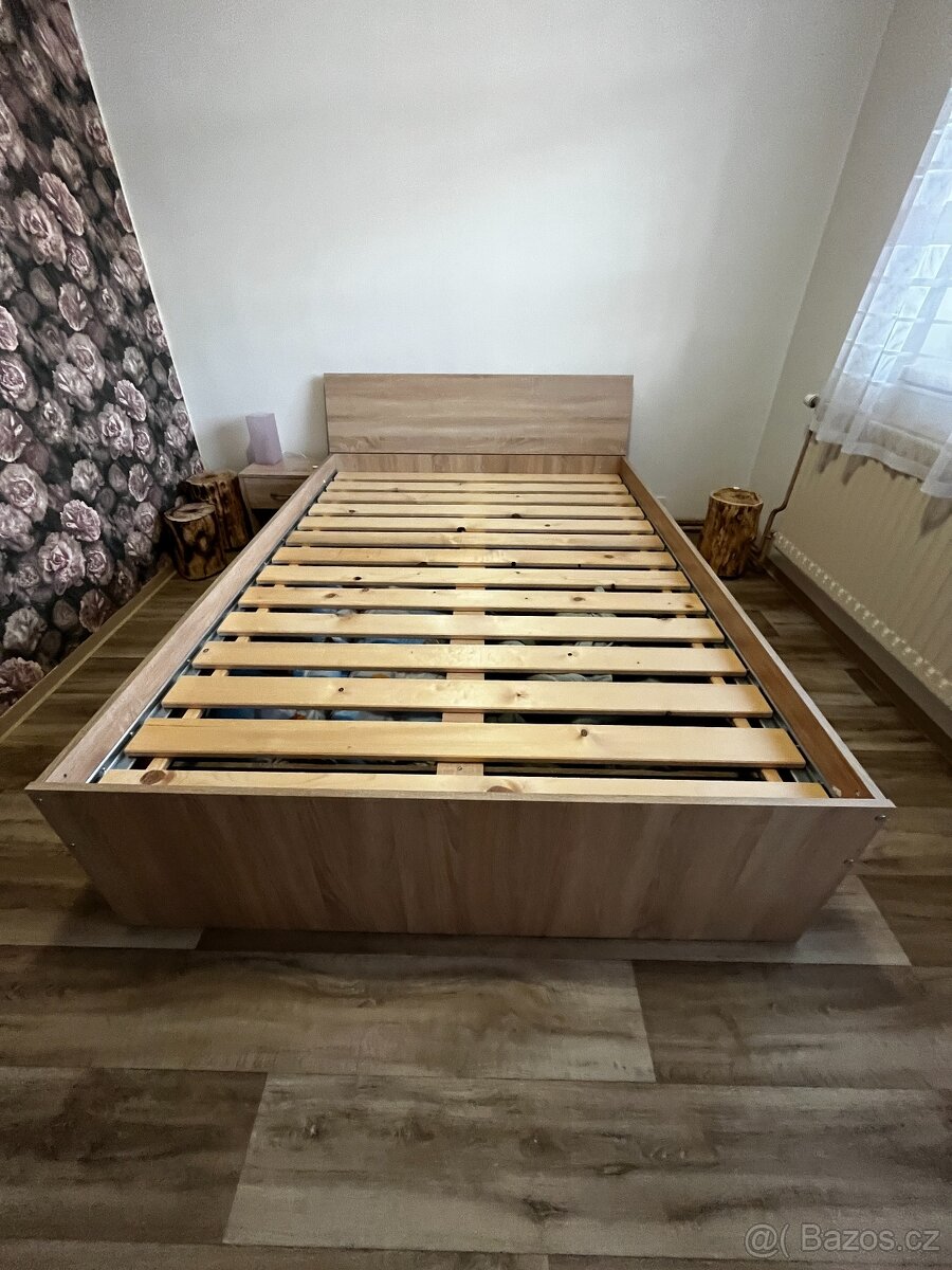 Postel s matrací 140x200cm, rošt a noční stolky