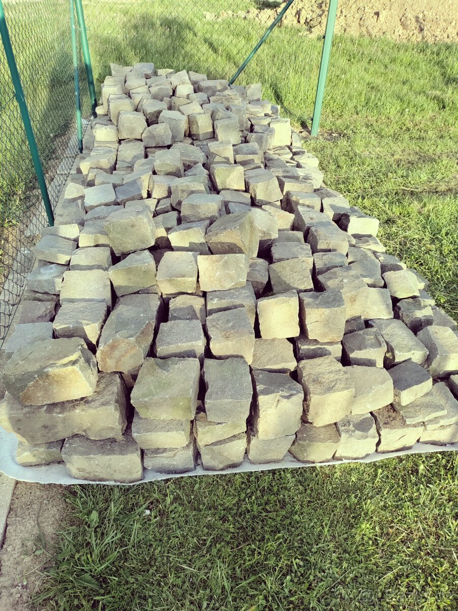 Kostky čedičové
