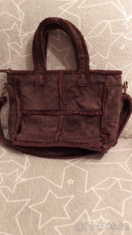 Hnědá kabelka s kožešinou cross body popruh