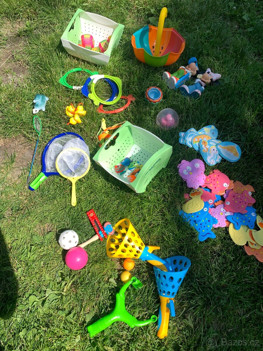 Hračky do vody: protiskluz, vodolepky, vodní bomby, kelímky