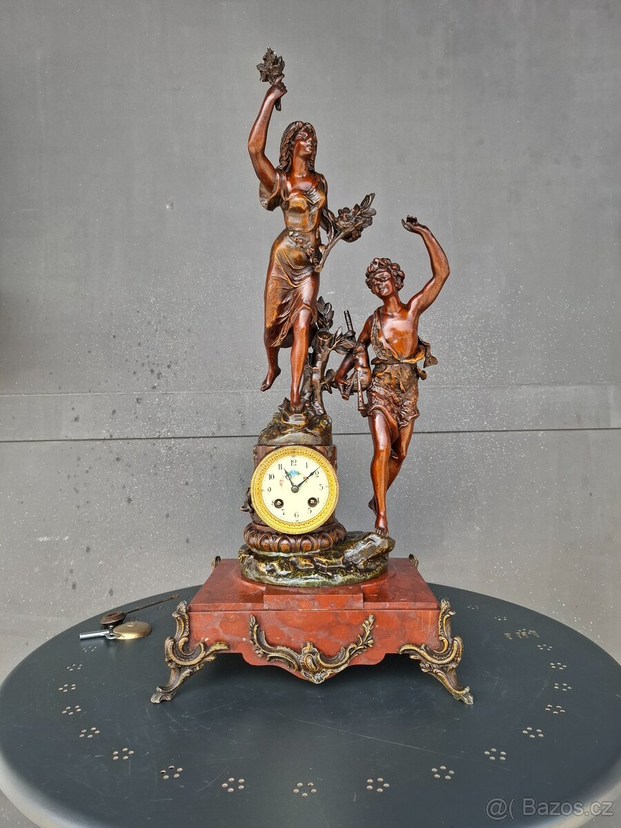 Starožitné francouzské figurální hodiny