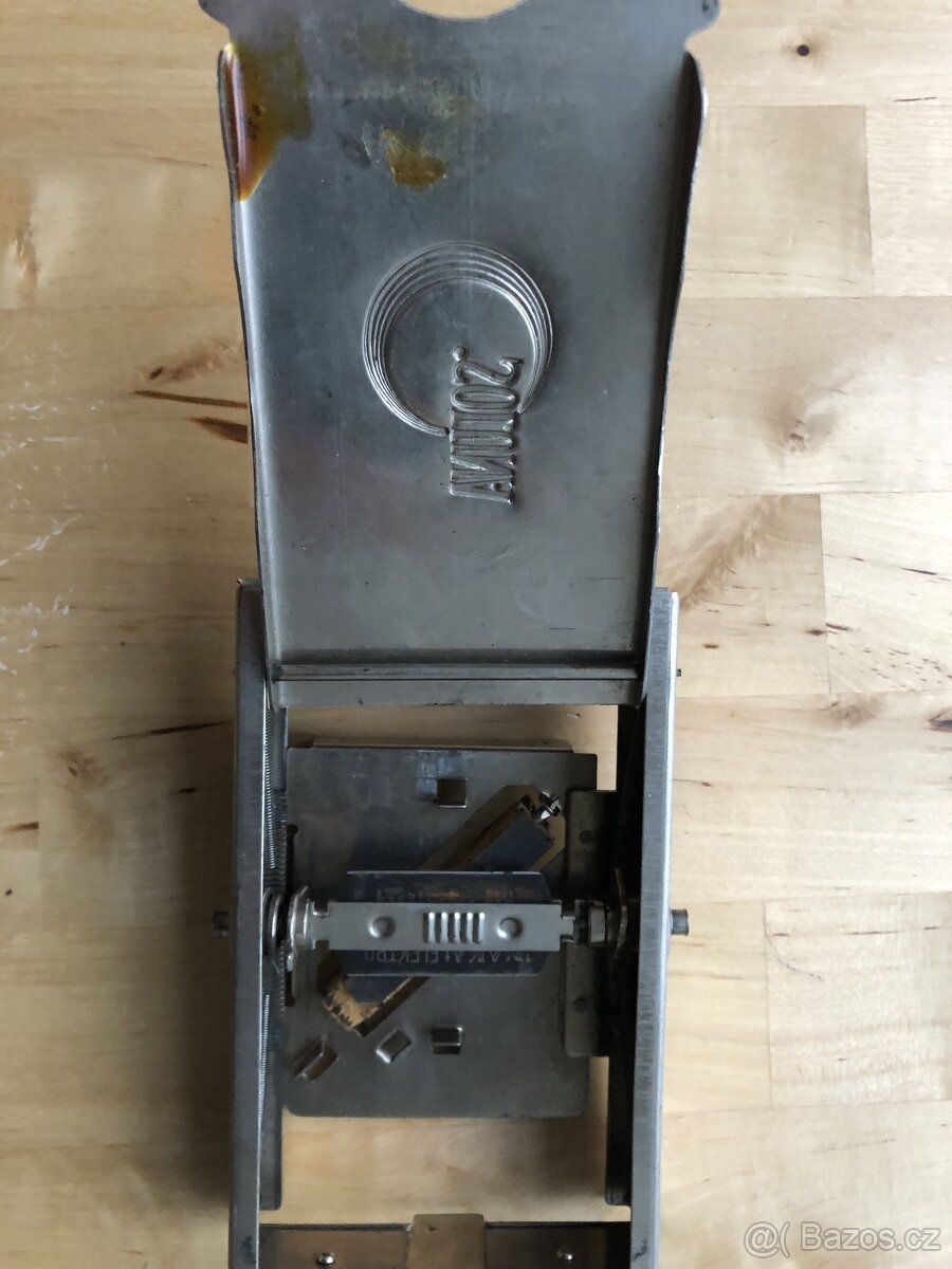 strojek na broušení holicích čepelek