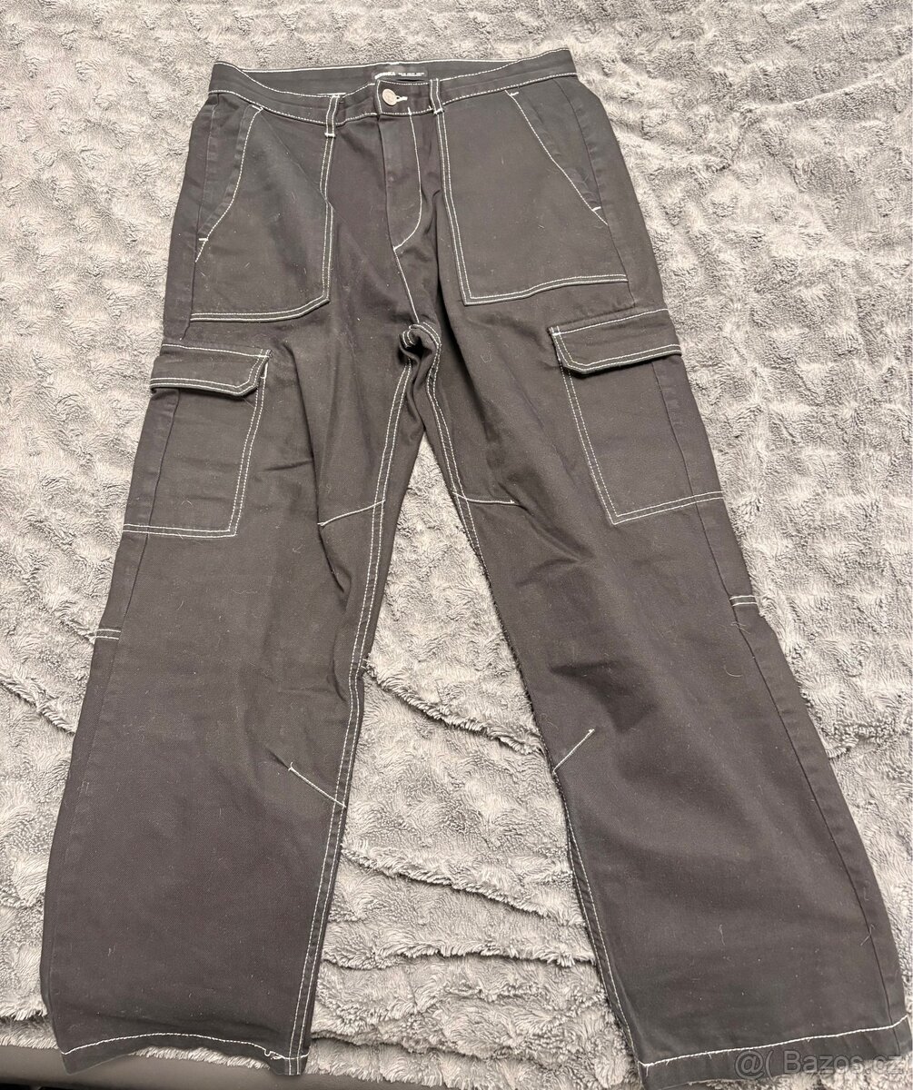 Černé kalhoty cargo Bershka.