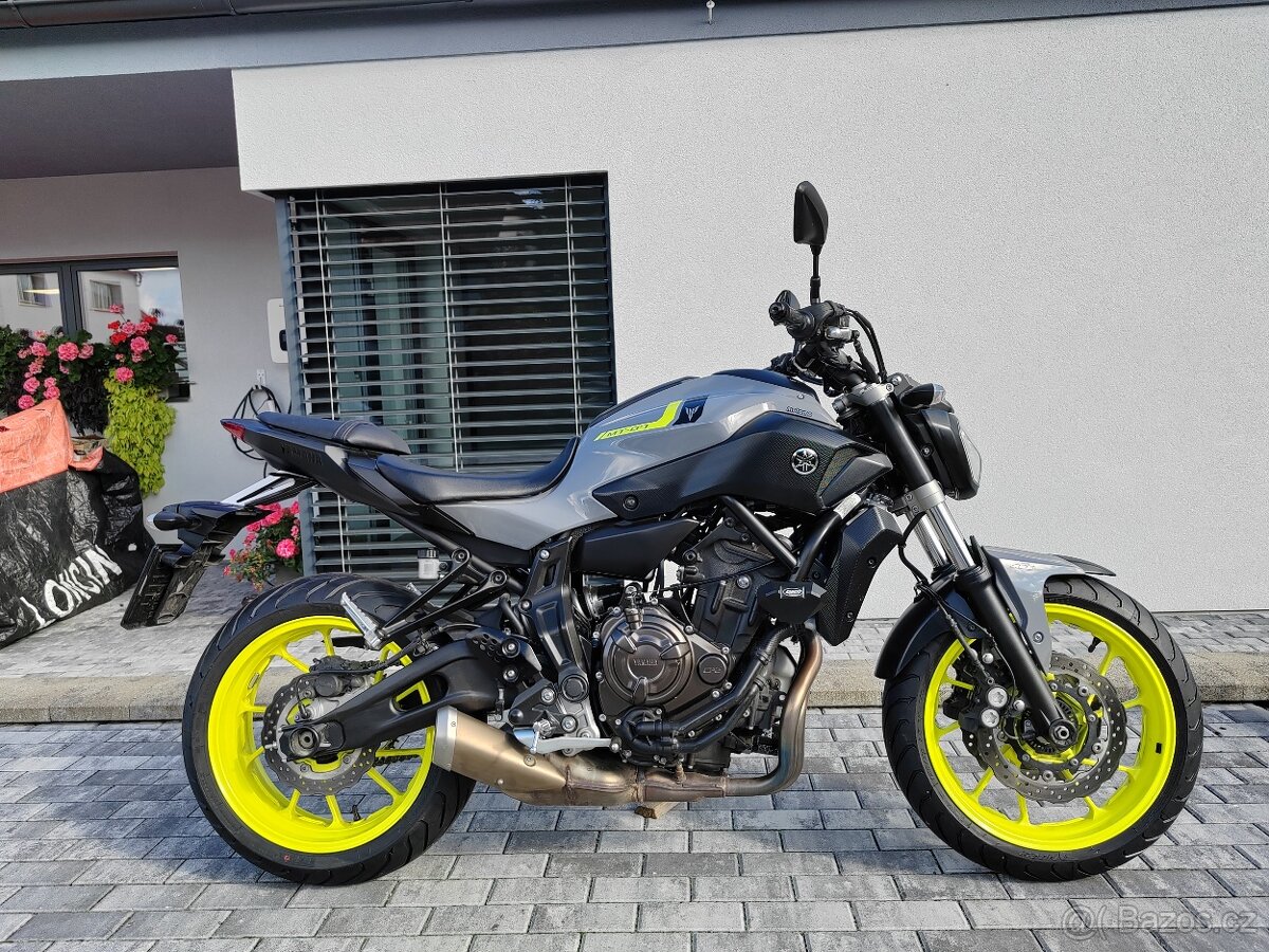 Yamaha Mt07 top