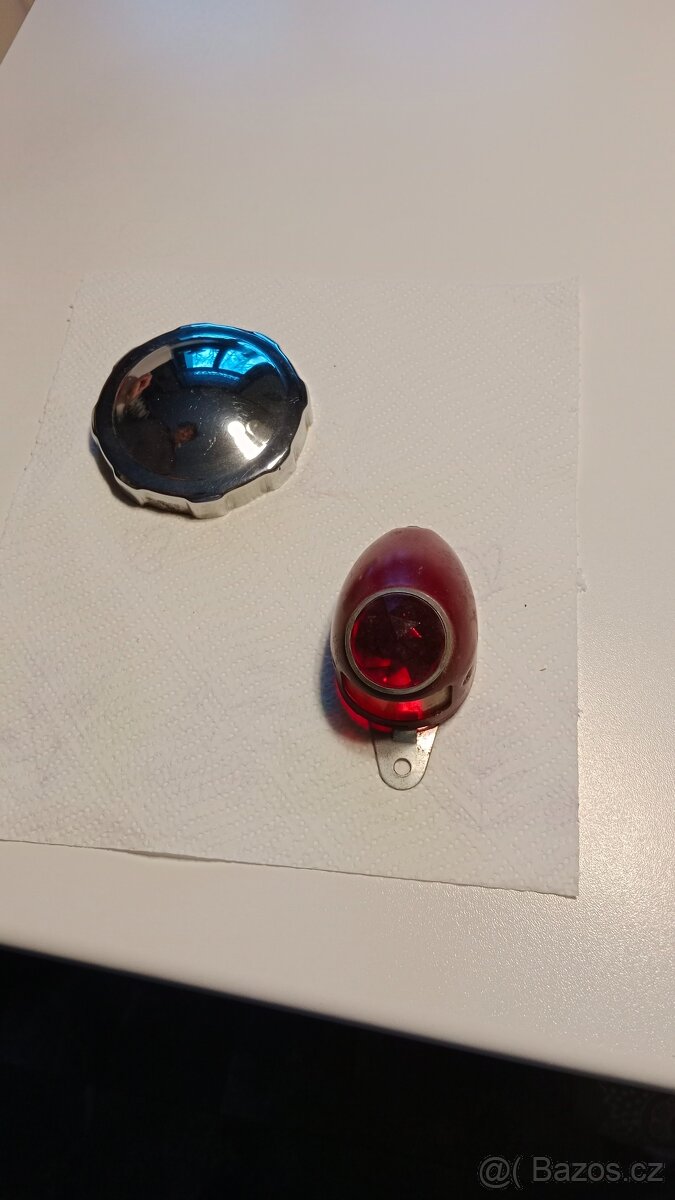 Koncové světlo a víčko na nádrž na Péráka