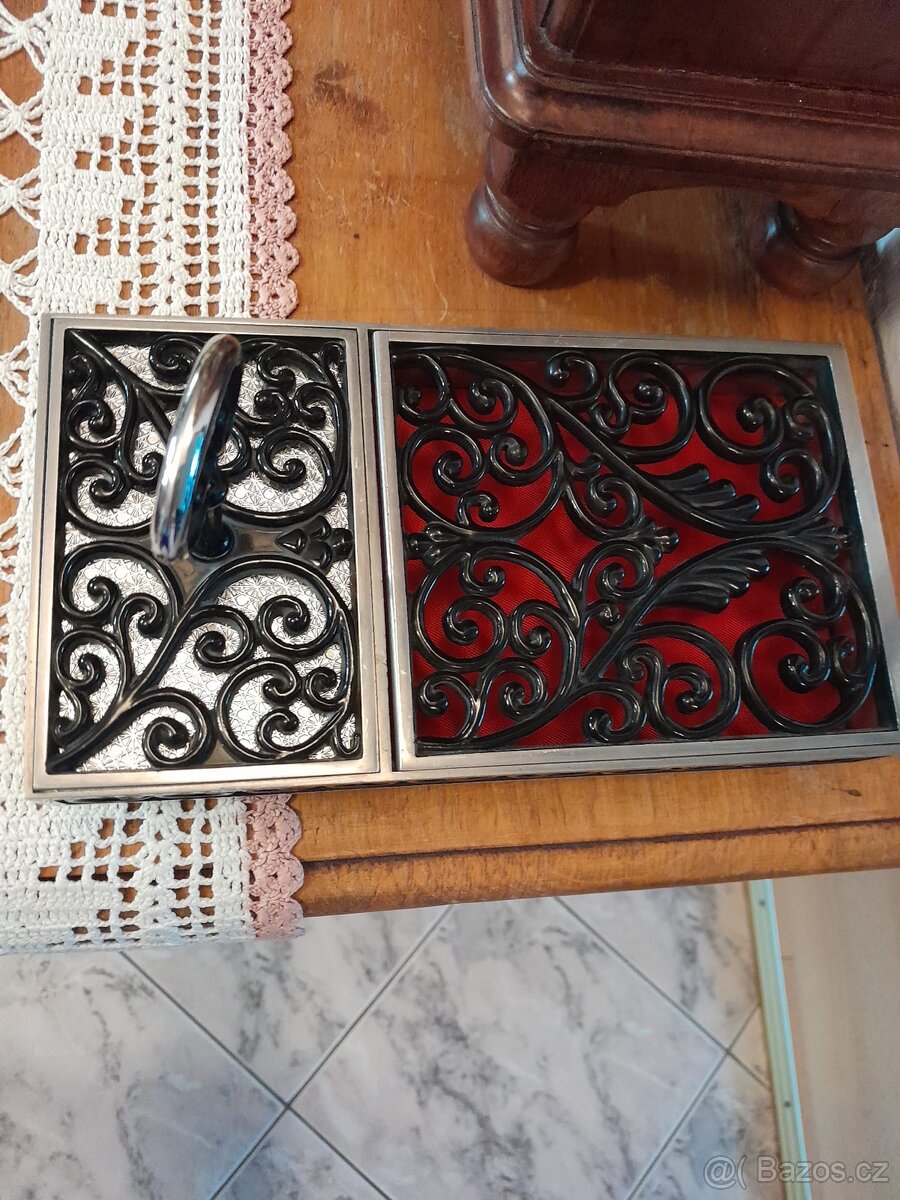 Stará kovová dekorace