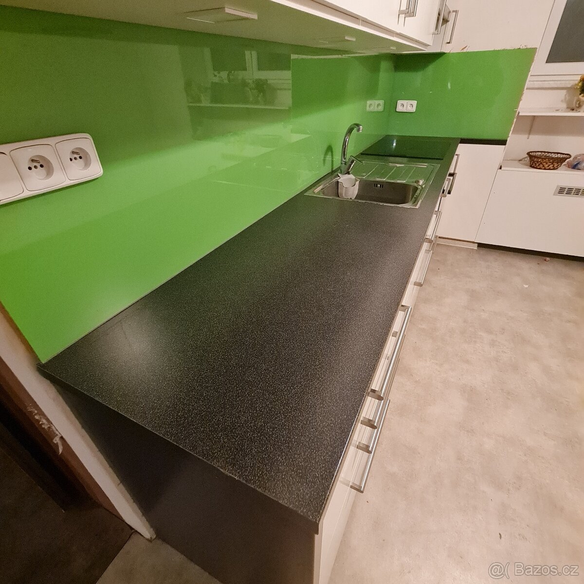 Bílá kuchyňská linka