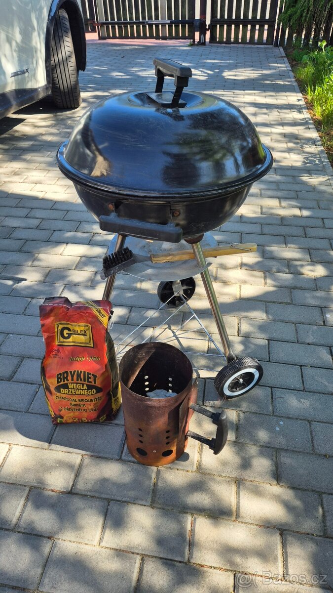 gril, rozpalovač a dřevěné brikety
