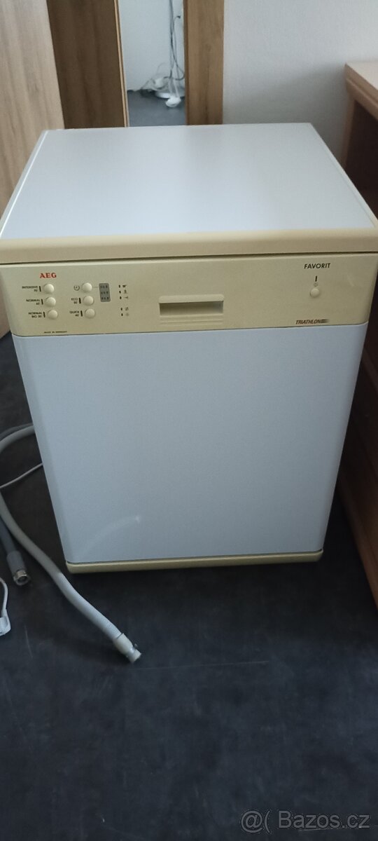 Myčka nádobí AEG s práškem, leštidlem a solí (AEG)