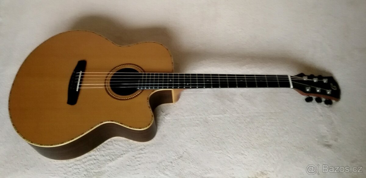 Predam celomasivnu gitaru Dowina Chardonnay+kufor.