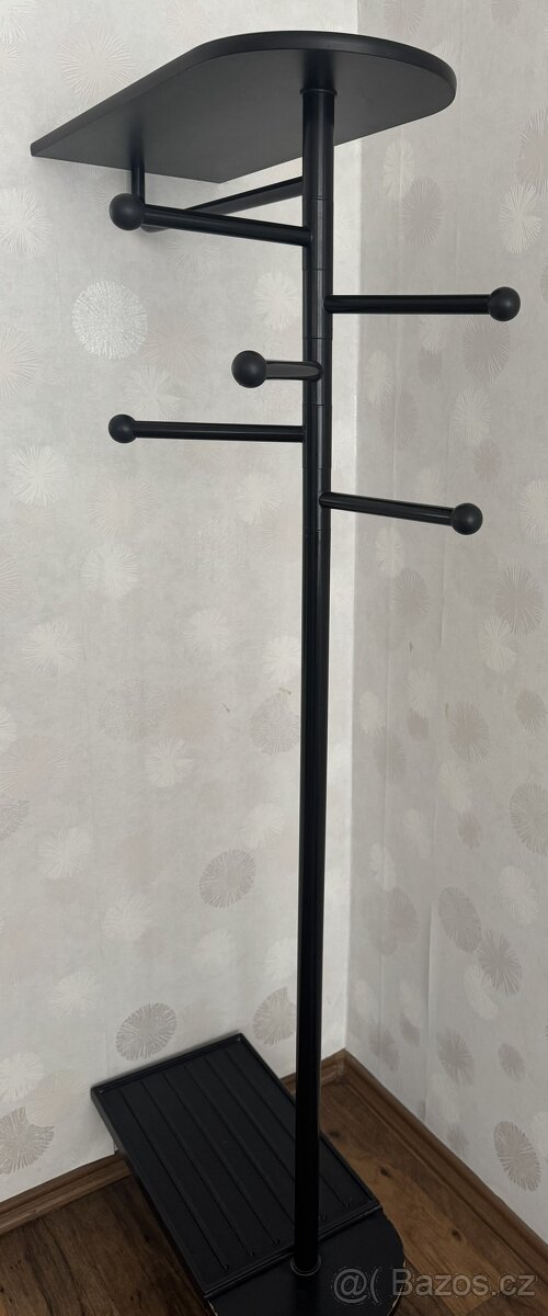 Věšák z kadeřnictví