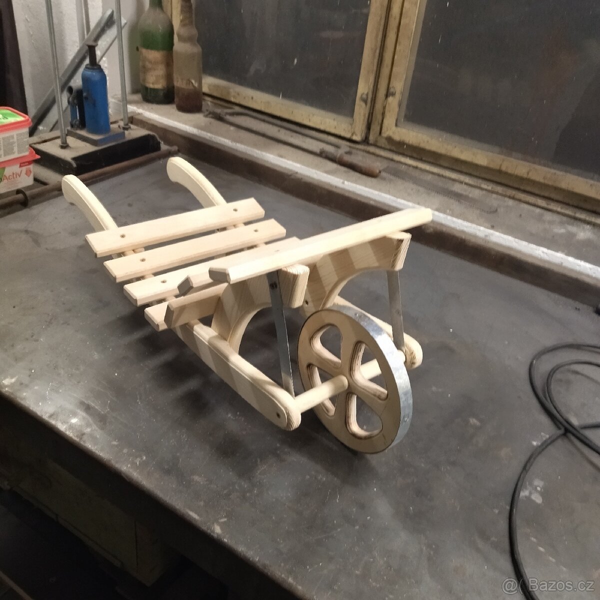 Trakař na květináč