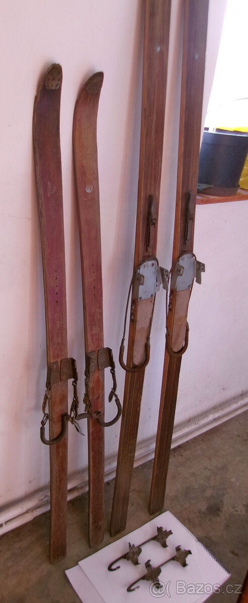 Historické lyže a brusle