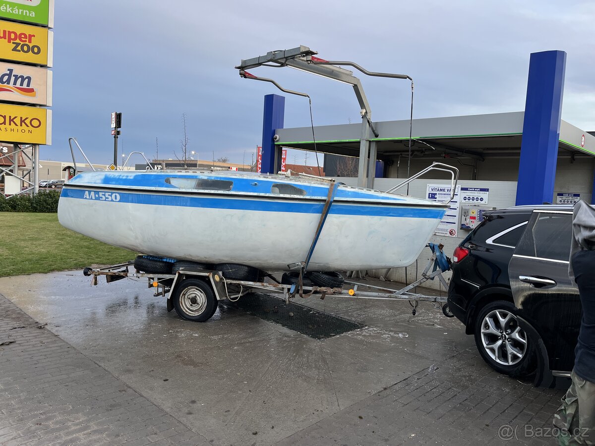 Prodám duralovou plachetnici tovarní vyroby